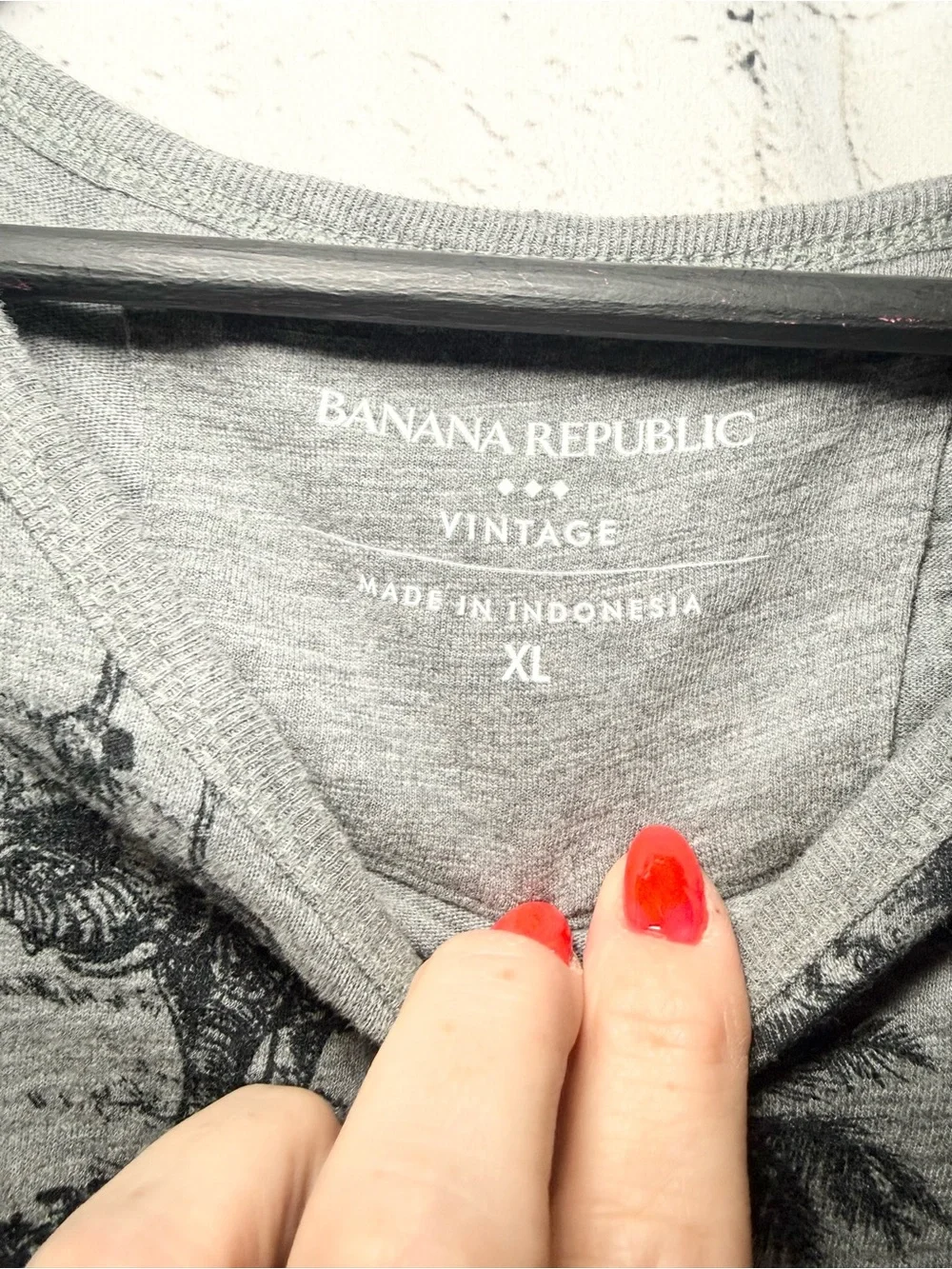 Banana Republic. Gray tshirt. Size XL